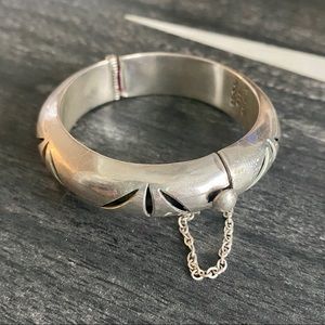 Vintage Childs Sterling Silver Mexico Shadowbox Pierced Hinged Bangle 925